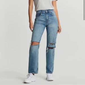 Jeans - Säljer dessa populära jeansen från Gina som är rätt så använda men har inga defekter. De är i storlek 36 men skulle säga att den passa en 38 också. Dom passar mig i längden som är 168💕 skriv för fler bilder