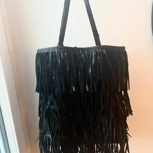Väska Zara  - Väska från Zara med fransar. Skinnimitation.