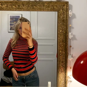 Randig polo - Coolaste polotröjan som jag nu säljer för kommer ej till användning längre. Sitter som en smäck och är jätteskön, passar mig som är strl S. Köpt för 399 kr från vintagebutik. 