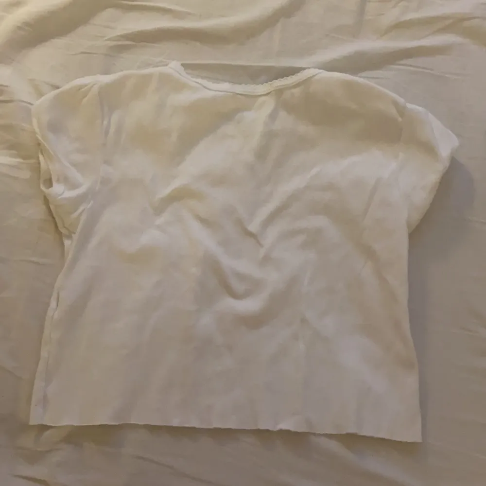 Säljer denna supersöta kroppade t-shirt från brandy Melville med puff ärm💗 köpt begagnad av en kompis men endast använd fåtal gånger💗 frakt ingår i priset😘. T-shirts.