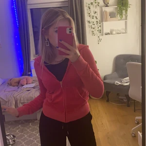 Rosa juicy couture hoodie strl S - Superfin juicy couture jacka i en stark rosa färg. Väldigt fin och vintage logga på ryggen. Den är i mycket bra skick💖