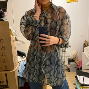 Skjorta strl. M! - Säljer denna ormskinns-imiterade blus från Monki i storlek M! Oversized i modellen, säljer den för 100kr!