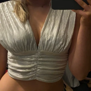 Fest topp - Säljer denna fina fest toppen som jag aldrig har använt för att den kom aldrig till användning💕 Den är i storlek XS men den passar alla och den är öppen i ryggen✨ Vid snabb affär kan jag sänka priset