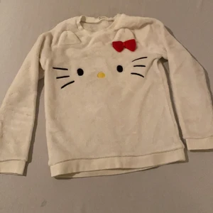 Tröjor för små tjejer - Båda tröjorna är nya har it använt dem så mycket och det finns inget smuts eller hål i nån av dem. 