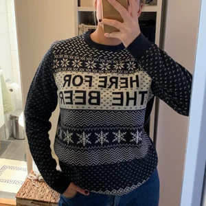 Jultröja - Jultröja i mörkblått med text ”Here for the beer”🍻