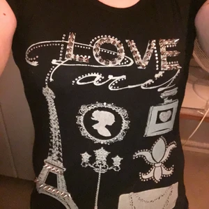 T-shirt med nitar - T-shirt med nitar och tryck, otroligt skönt material. Köper man fler plagg så kan jag skicka det i samma paket om det önskas 