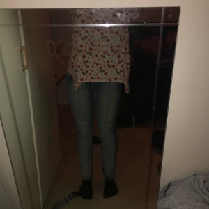 Blommigt linne - Blommigt linne i luftigt tyg, använd max 3 gånger då den blivit för liten, är strl xs men mer som en small/medium. Köper man fler plagg så kan jag skicka det i samma paket om det önskas 