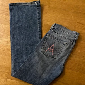 Lågmidjade jeans - Lågmidjade jeans i märket Seven for all Mankind” med coola fickor! Innebenslängd 68 och midjemåttet 66 cm. Skriv vid frågor! Kolla gärna in mina andra annonser också❤️