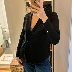 Svart blus/tunn kavaj - Svart blus som går att användas som en tunnare kavaj om man väljer att inte knäppa där fram 🤗