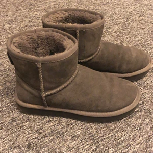 Grå Uggs  - De är inte äkta. Superskönt och passar även 38 skulle jag säga. Sparsamt använda 1 vinter och är i ett mycket bra skick. Nypris ungefär 600, mitt pris 200+ frakt. Skriv för frågor och funderingar! 