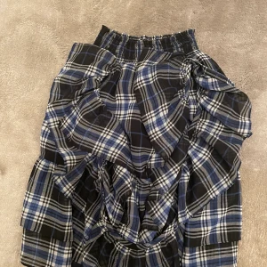 Kjol från Maje  - Super fin och gullig kjol från Maje som går precis över knäna 