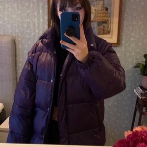 Lila jacka - En jacka, varm med avtagbara armar. Inga tecken på användning. Jag skickar gärna mer/bättre bilder
