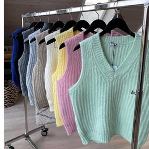 Jätte snygg Väst från Design by si  - Säljer två stycken jätte fina västar från Design by si, säljer den mint gröna och den rosa. För en väst blir de 150kr och för två 250kr! Västarna är i nyskick då jag bara andvänt de några få gånger! Kom privat vid fler bilder!                                                                     Köparen står för frakten!💕💕