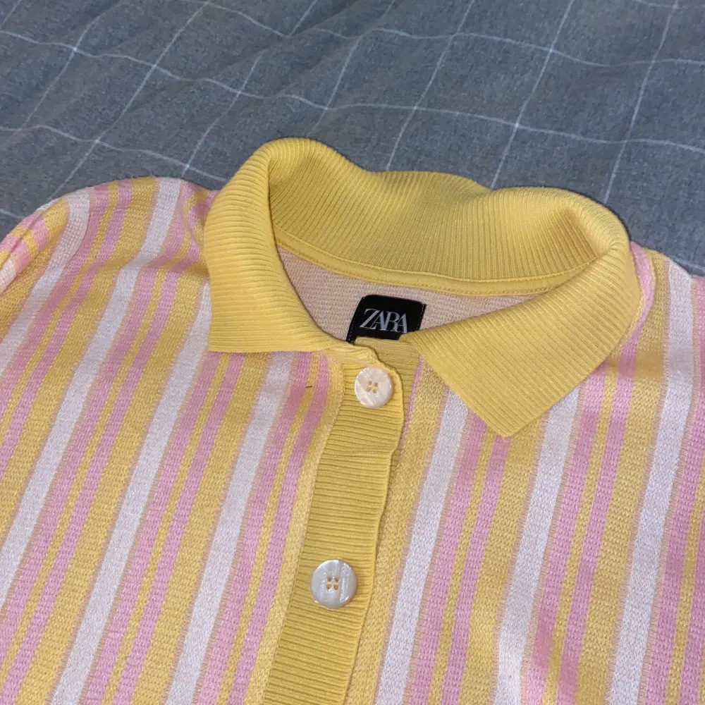 Jättefin randig kofta från zara använd 1 gång, lite oversized . Neuleet.