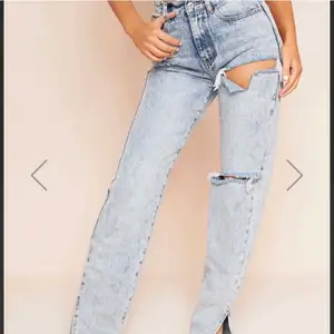 Blåa jeans med raka ben från missy empire. Slits längst ner och lite hål detaljer. Lappen sitter kvar. Säljer pga för små för mig. Storlek 6 vilket motsvarar 34 