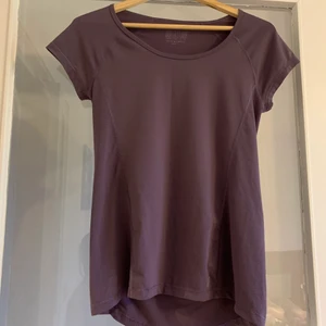 Träningströja  - Träningströja från energetics. Materialet är snabbtorkande. Den har en reflexlogga på ryggen. Säljer den då den är förliten för mig.