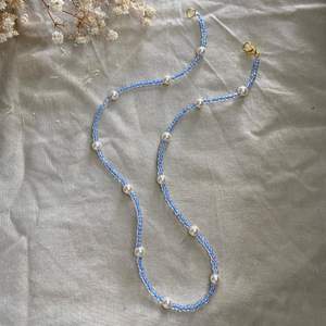 Pärlhalsband super fin och enkel med blå små pärlor och vita vaxade pärlor 
