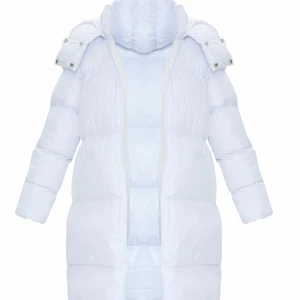 White puffer jacket (PLT) - Hej! Säljer en helt ny vit puffer jacka då jag har råkat bästella dubbletter, super cool storlek 6 petite vilket motsvarar ca XS/S , säljs för 540kr inklusive frakt!💖