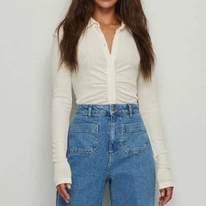 Topp  - Vit topp från NA-KD. Passar strl xs-S 🌸