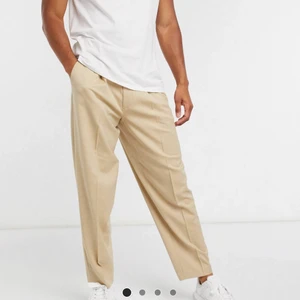 Vida kostymbyxor - Säljer mina vida ”kostymbyxor” från ASOS, Nypris 429kr mitt pris 199kr. Storlek M. 