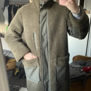 Second Female Pilejacka - Pilejacka (Teddyjacka) från Second Female - oversized strl S! Använd endast ett fåtal gånger! Ursprungspris 2069kr. Väldigt varm och gosig teddyjacka, perfekt för vinterhalvåret 