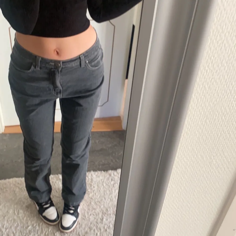 Säljer mina jättefina lågmidjade grå/svarta jeans då dom blivit lite för korta för mig💕. Jeans & Byxor.