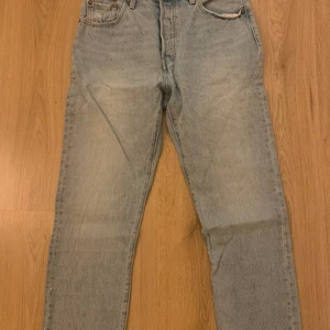 Levis 501 - Säljer pågrund av att dem är förstora, använda fåtal gånger fint skick. 