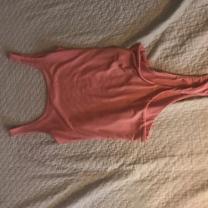Rosa bodysuit  - ! Har aldrig blivit används,inte ens test provat !, helt ny från BikBok. g string!, inga fläck eller hål.