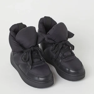 Vinterskor - Från HM. Insåg för sent de va för stora. Säljer men helst byta mot 39!! Köptes för 349kr. Supersköna men som sagt för stora 