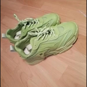 Ljus gröna Sneakers  - St: 38,5 helt nya , bara testade! 