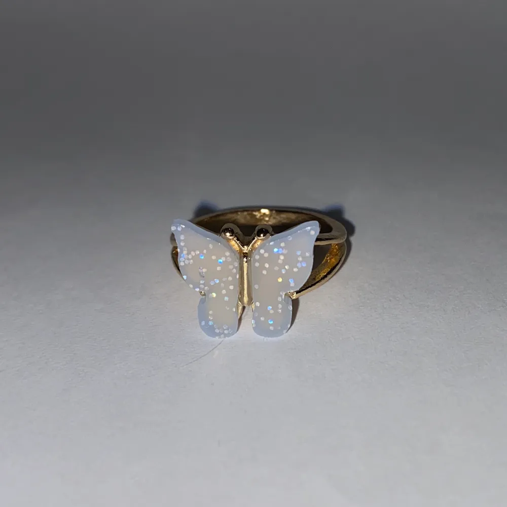 Silverring med gulddetaljer i form av en blå fjäril.. Accessoarer.