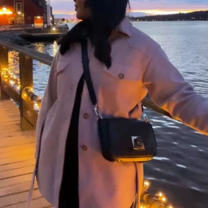 Skjort jacka - Jättefin lila skjortjacka med skärp. Använd under en säsong men är i bra skick