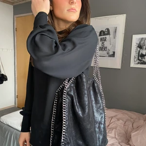 Stella McCartney väska - Så fin Stella McCartney likande väska. ! INTE ÄKTA!. Knappt använd, inga defekter!💓❤️ Hör av er vid frågor, vid flera intresserade blir det budgivning. 