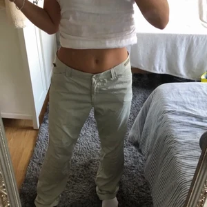 Lågmidjade byxor  - (Lånade bilder) köpte dessa byxor av en tjej på Plick men dem är tyvärr lite för korta på mig nu😞 jag är runt 167 cm och personen på bilderna va runt 165 cm! Hör av dig om du är intresserad! Köparen står för frakten 💕