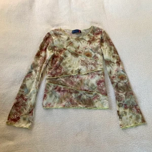 Mönstrad topp - Unik ljusgrön mönstrad mesh-topp! Är inte genomskinlig och har lite utsvängda ärmar, står stl 38/40 men är som en XS/S 🤍