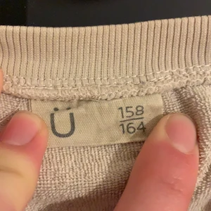 Storlek: 158, 164  - En jätte fin tröja tyvärr liten för mig. Den är ljusrosa och den är skön och ha på sig!