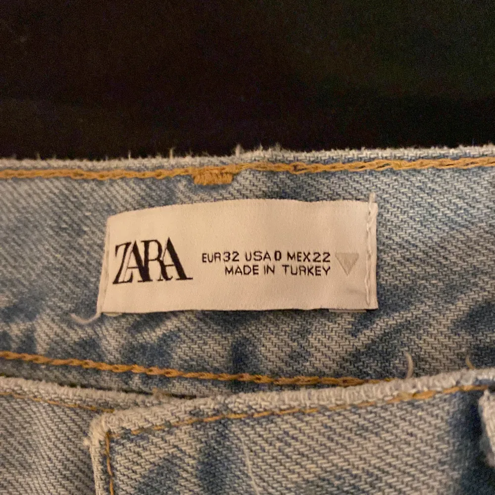 säljer ett par jeans från zara, storlek 32. . Jeans & Byxor.