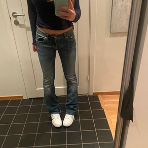 Lågmidjade MissMe jeans - Säljer dessa jeans från MissMe, då de inte kommer till användning. Det är waist 28 och sitter bra på mig som är en 36 och även bra i längden på mig som är 170 cm! Bra skick💖