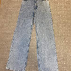 Högmidjade utsvängda ljusblåa jeans från Monki. Jag har aldrig använt de för de va för stora för mig.💙 Produktmått: Längd: 109cm Midjemått: 70cm Höftmått: 88cm Kommentera om du vill köpa dem! Frakt tillkommer på 66kr (spårbar) 📦 eller om du bor i Stockholm så kan vi träffas! 👍