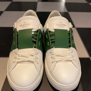 Valentino open sneaker - Säljer mina valentino skor för att jag inte använder de längre, Köpta för runt 5500kr , skick 9/10 , storlek 42 kvitto finns