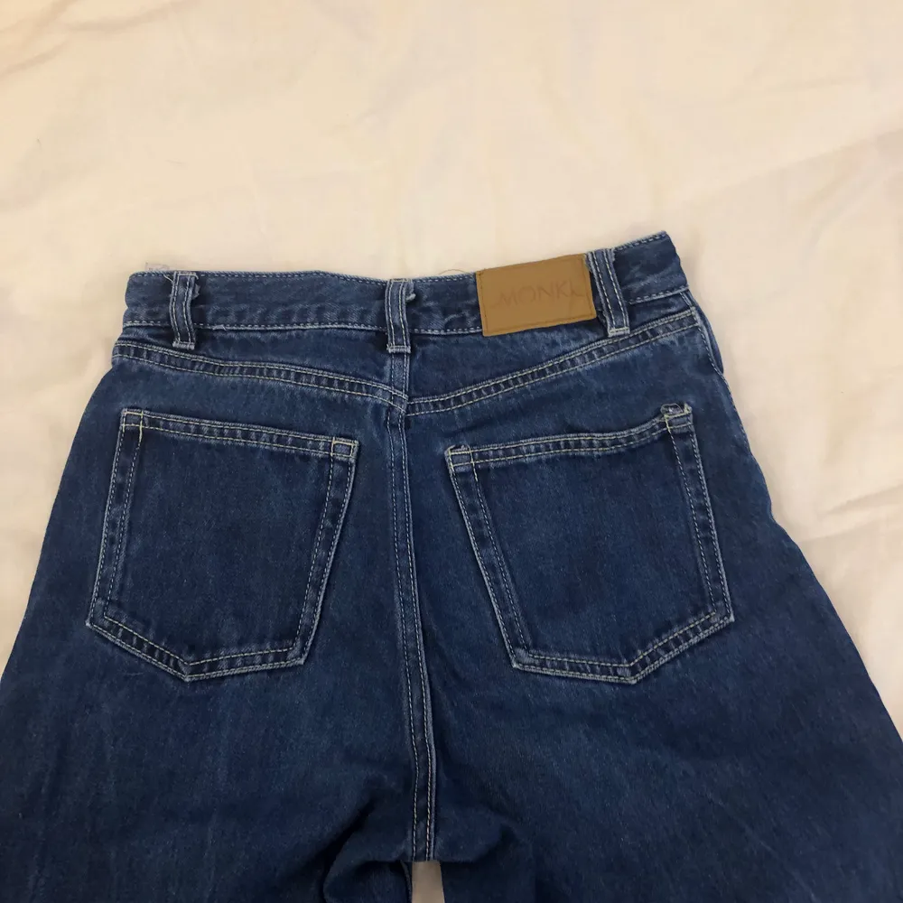 Blåa högmidjade jeans från monki. Dem är välanvända men i bra skick. Säljer dem för att dem tyvärr blivit försmå. Dem är i modellen Yoko i storlek 32. För fler bilder kom privat❤️. Jeans & Byxor.