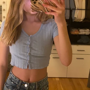 Tröja shein  - Säljer en blå tröja från shein. Köpte den i somras och jag har inte använt den alls mycket, tröjan är i bra skick det är inga fläckar eller slitningar på den. Kontakta mig om du har nån fråga om den eller vill ha fler bilder på tröjan. Den är i storlek Xs och säljer för 15kr+frakt 24kr💗