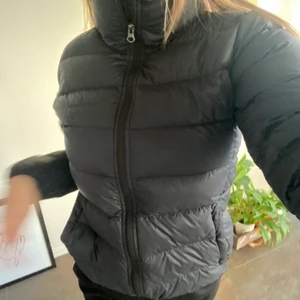 Peak jacka storlek M - En fin jacka, den har tyvärr ett hål i fickan men inget som syns. Bra skick och en fin höst/vinterjacka.