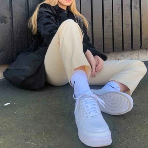 Beiga Byxor - Thriftade. Passar mig som har S! Kan skicka fler bilder vid önskemål