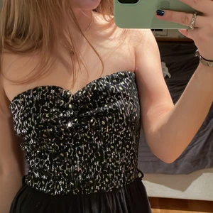 Festklänning - Säljer min fina klänning som tyvärr har blivit för liten för mig. Den är glittrig upptill och svart nedtill ⚡️