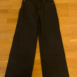 Idun wide jeans från Gina tricot. Storlek 38 vilket som motsvarar en S/M. Nypris 499 kr. Frakt tillkommer om byxorna skickas.