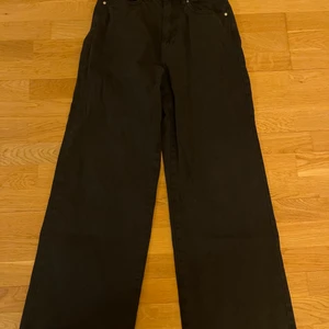 Idun wide jeans storlek 38 - Idun wide jeans från Gina tricot. Storlek 38 vilket som motsvarar en S/M. Nypris 499 kr. Frakt tillkommer om byxorna skickas.