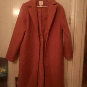 Intressekoll: Knallrosa kappa från Hm. XS - Vill se om det finns intresse för denna kappa från hm. Den sitter perfekt på mig som är en xs. Färgen är klar rosa, bilderna ger inte helt rättvisa. 