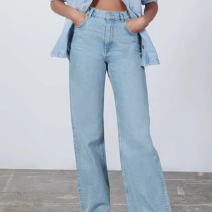 90s FULL LENGHT jeans från Zara - Säljer mina jeans från Zara då jag inte använder de längre. Köpte de för knappt ett år sedan och de passar mig perfekt i längden och jag är 177cm. Höga i midjan och ett skönt material. Vida nertill. Skriv privat om du är intresserad!!✨💞🥰