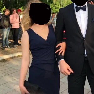 Balklänning  - INTRESSEKOLL på min fina marinblå balklänning. Klänningen passar dig som är kortare, är själv ca 160cm lång. Tight passform med slits. Skriv meddelande för fler bilder 💕